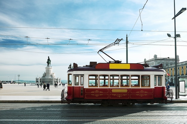 Tram d'epoca presso la Piazza del Commercio a Lisbona, Portogallo