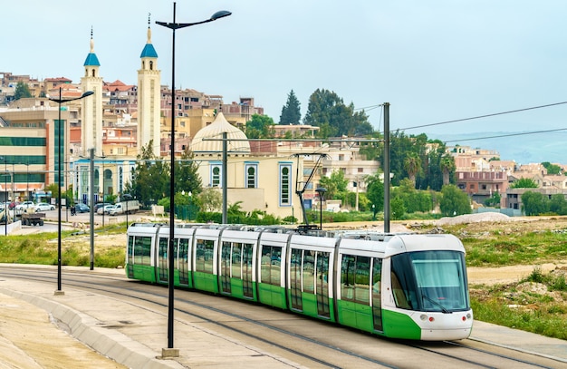 Tram della città e una moschea a Constantine - Algeria, Nord Africa