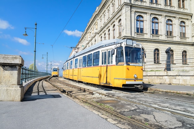 Tram gialli storici a Budapest centrale