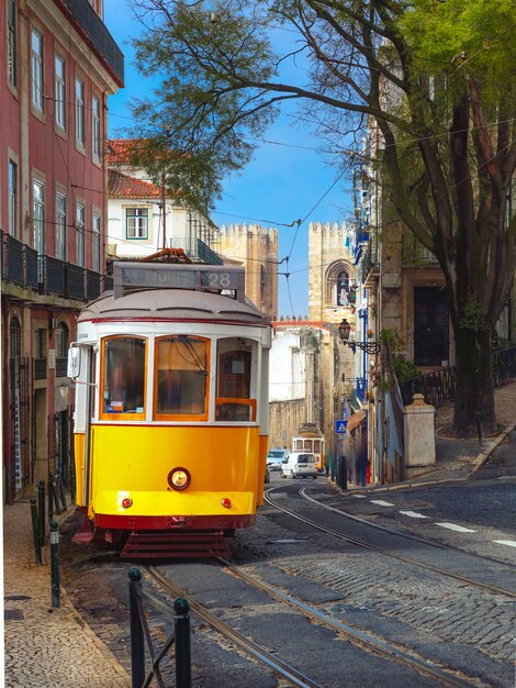 Tram giallo 28 in Alfama, Lisbona, Portogallo