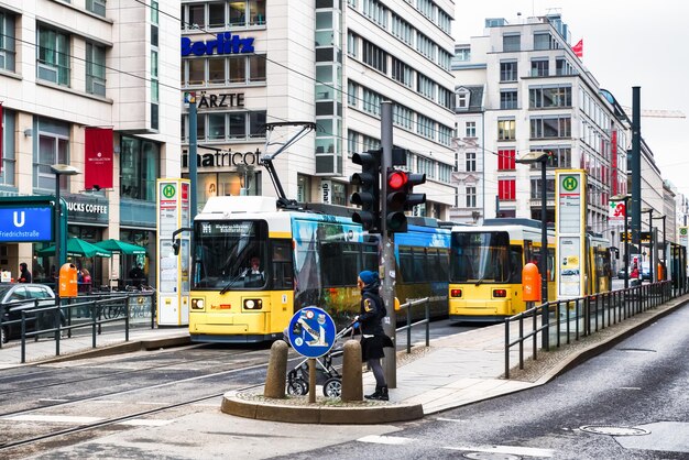 Tram giallo alla piattaforma di Friedrichstrasse nella città di Berlino in Germania