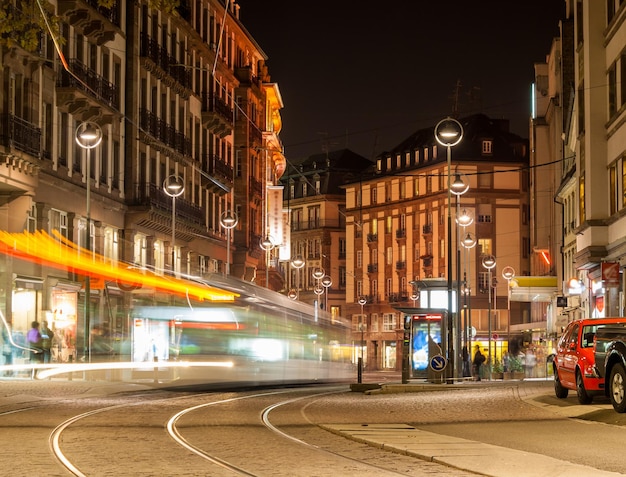 Tram moderno nel centro della città di Strasburgo Francia Alsazia