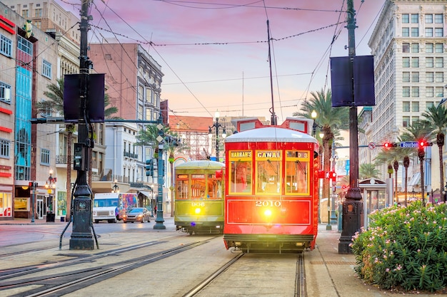 Tram nel centro di New Orleans, Stati Uniti d'America al crepuscolo