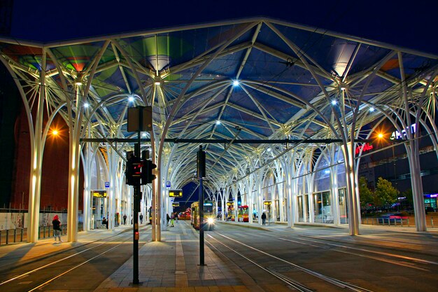 tram notturno che gira per la città di Lodz tram rosso tram moderno che va in città la sera