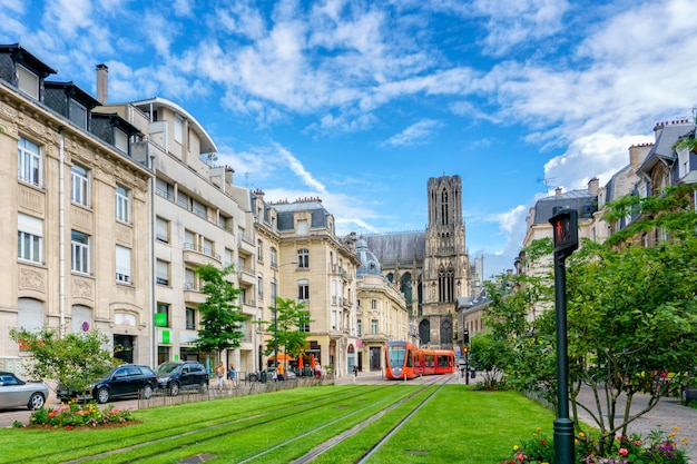 Tram per le strade di Reims, in Francia