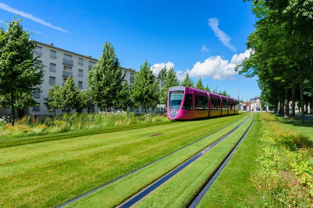 Tram per le strade di Reims, in Francia