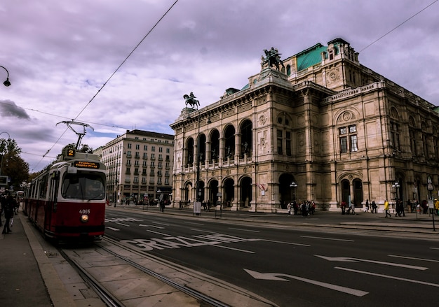 Tram rosso di fronte all&#39;opera di Vienna