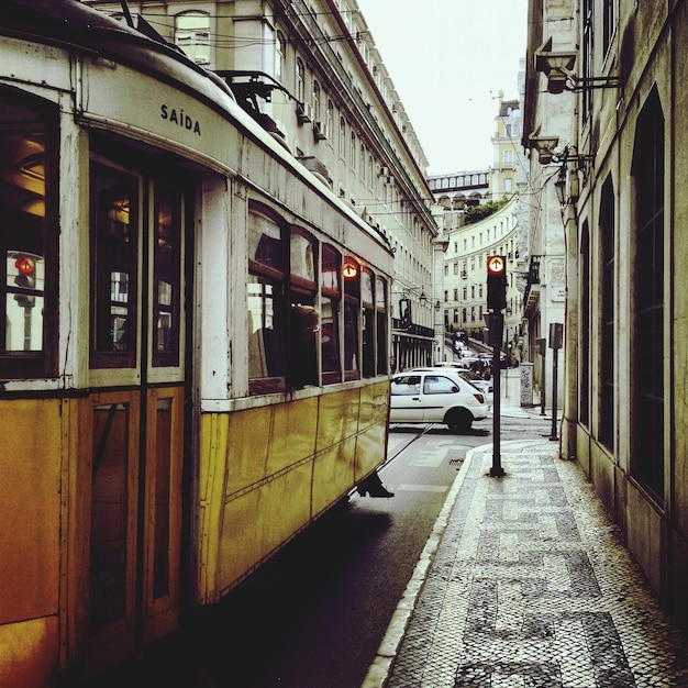 Tram sulla strada della città