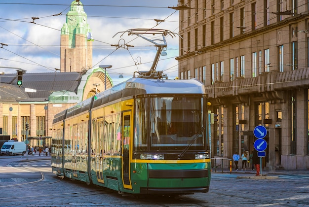 Tram verde che trasporta persone