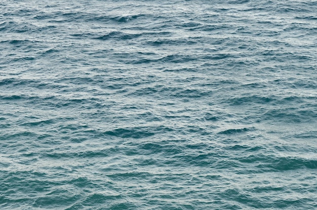 Trama del mare. Superficie dell'acqua con onde turchesi. Astratta in natura. Sfondo per il design