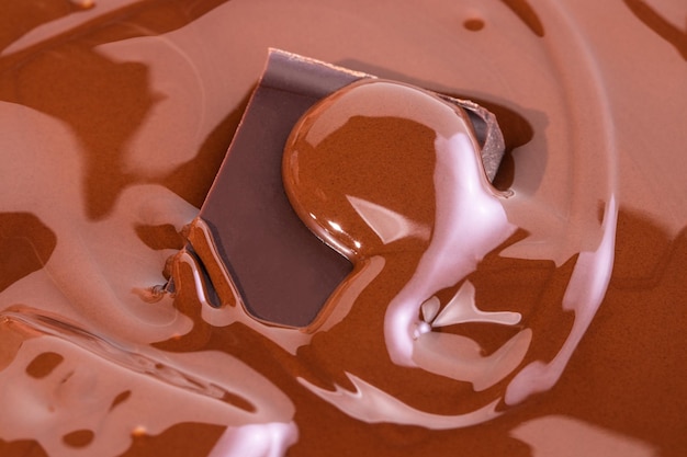Trama di cioccolato. Primo piano di cioccolato liquido.Cioccolato fondente strutturato.