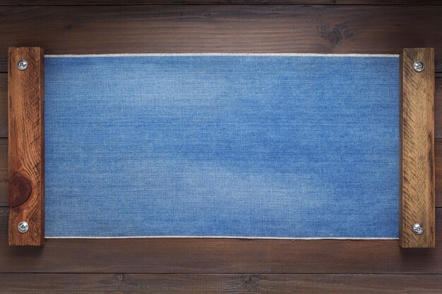 Trama di jeans blu su fondo in legno