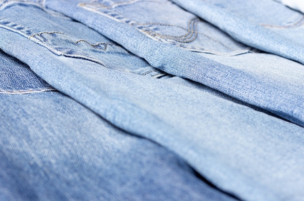 Trama di jeans. Texture di jeans blu chiaro strappati.
