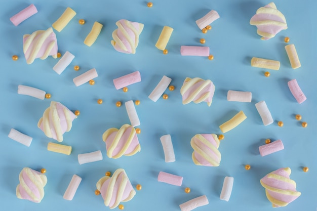 Trama di marshmallow sul blu