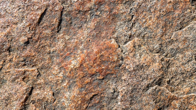 Trama di pietra di granito. Superficie di roccia granitica incrinata. Contesto in pietra naturale. Avvicinamento