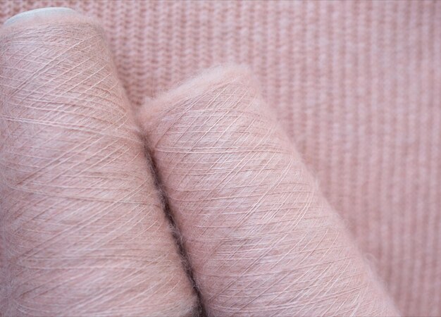 Trama di sfondo di tessuto a maglia con motivo rosa in angora o lana.