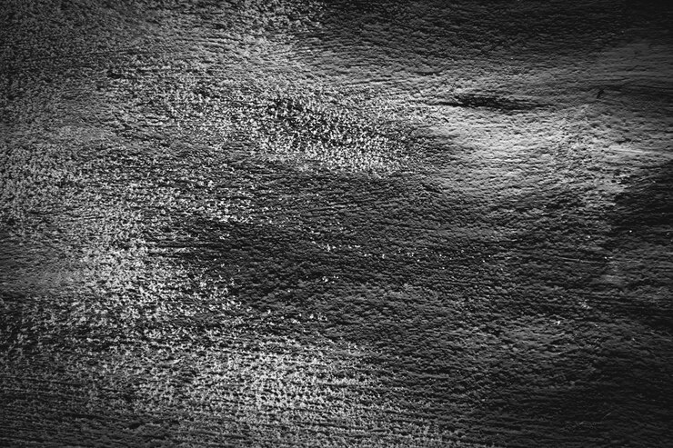Trama di sfondo. Vecchia parete nera verniciata dura nello stile del grunge. Vista da vicino