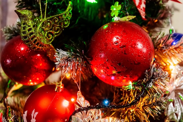 Trama di un albero di Natale decorato con palline