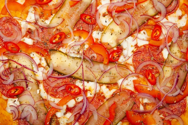 Trama di una deliziosa pizza Pepe piccante servito su un piatto di legno, ingredienti Salsa di firma