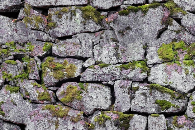 Trama senza soluzione di continuità. muro di pietra fatto di massi di granito.