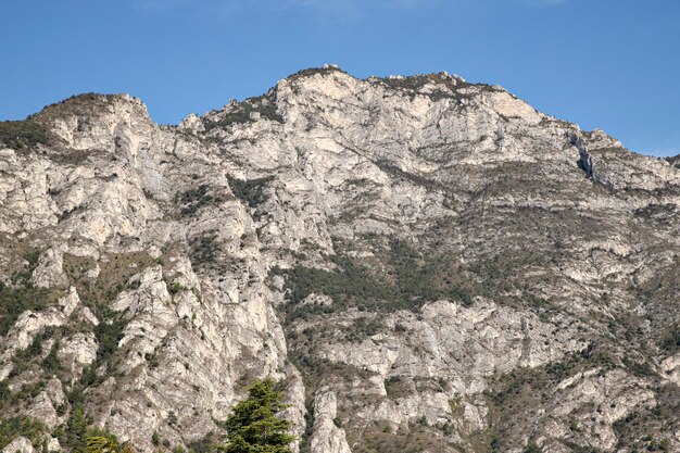 trama sfondo montagne contro il cielo blu