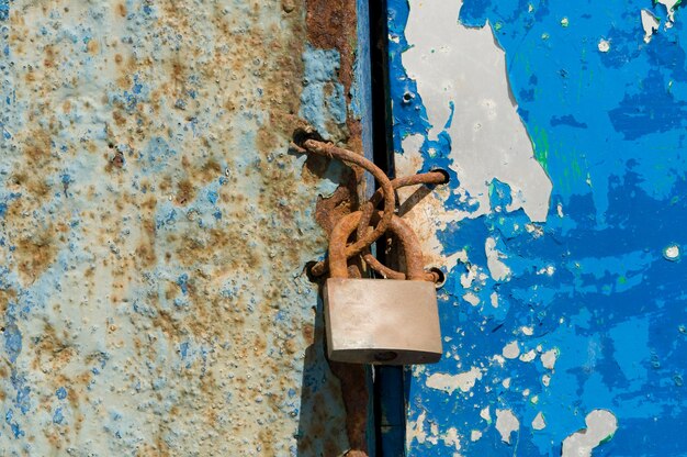 trame di ossido di ferro sulla porta di metallo vicino al mare