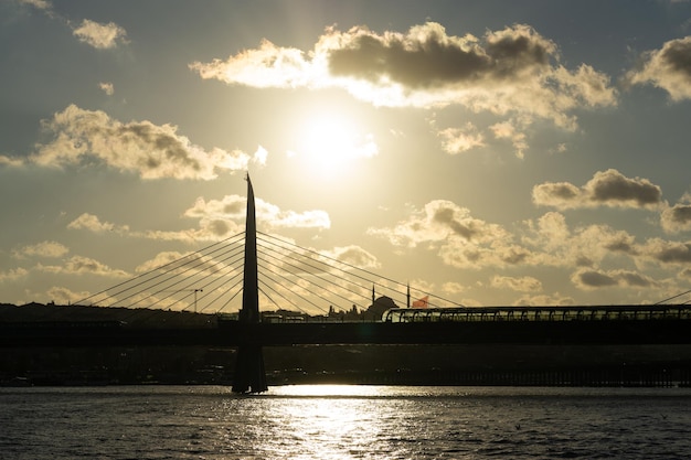 Tramonto a Istanbul con ponte e nuvole