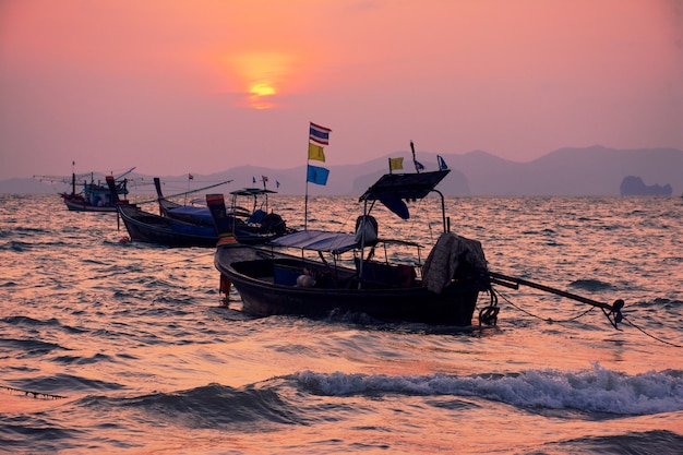 Tramonto a Khlong Muang Beach, Krabi, Tailandia