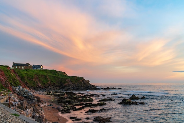 Tramonto a Outer Hope di South Milton Sands nel Devon