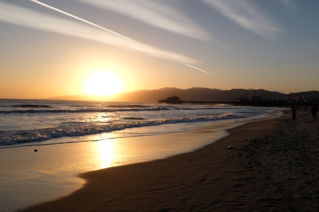 Tramonto a Santa Monica Beach, California. Il colore dorato della sabbia. Foto di alta qualità