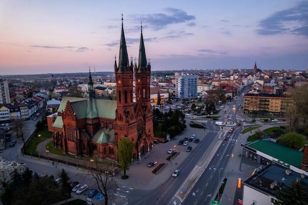 Tramonto a Tarnow Vista sulle torri della chiesa Foto aerea del drone