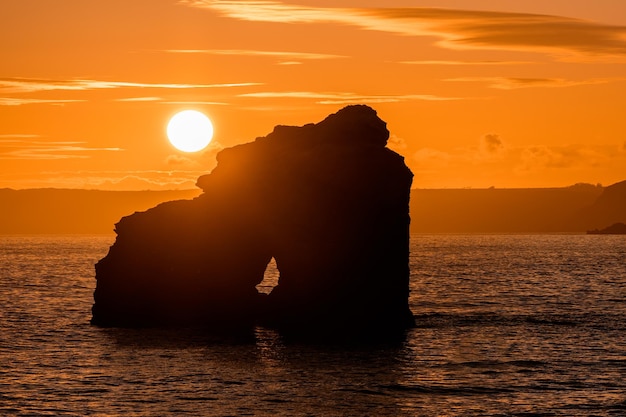 Tramonto a Thurlestone Rock South Milton Sands nel Devon