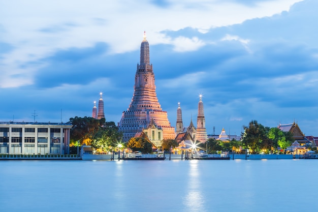 Tramonto a Wat Arun a Bangkok Tailandia