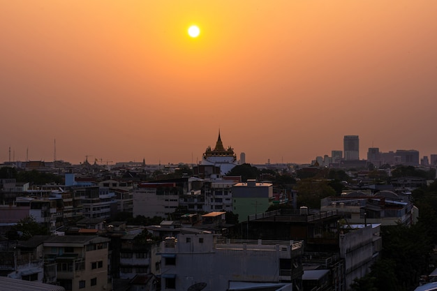 Tramonto al cielo crepuscolare del tempio della montagna dorata a Bangkok Thailand