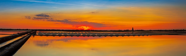 Tramonto al sale di agricoltura Naklua nelle province costiere, Phetchaburi della Thailandia, Paesaggio