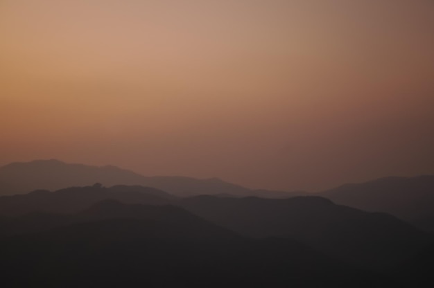 Tramonto al tramonto sulla cima della montagna