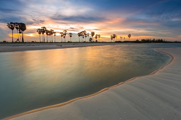 Tramonto al villaggio di kao di scoppio alla spiaggia di Cha-am vicino alla spiaggia di Huahin. Tailandia