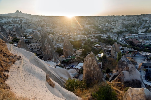 Tramonto all'orizzonte a Goreme Cappadoci Città turistica con case di camini delle fate in Cappadocia