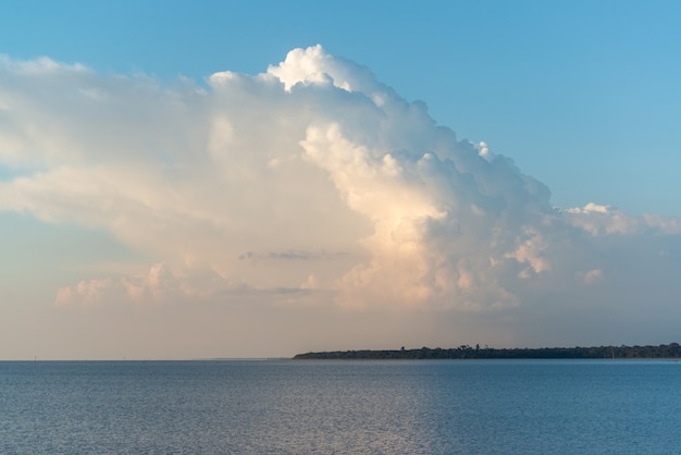 tramonto alla diga di itaipu lago foz do iguau parana brasile il 19 maggio 2015