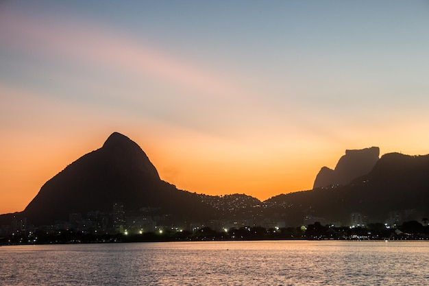 Tramonto alla Laguna Rodrigo de Freitas a Rio de Janeiro in Brasile