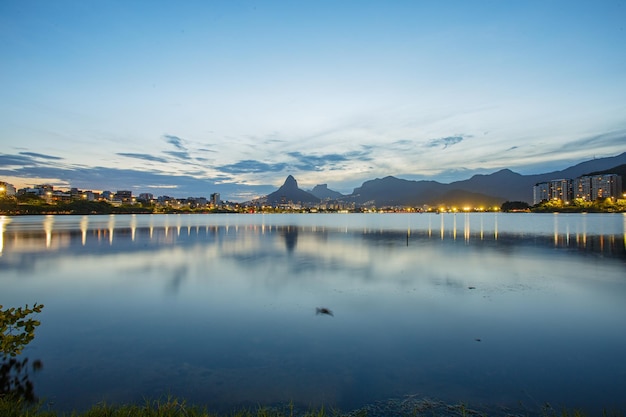 Tramonto alla Laguna Rodrigo de Freitas a Rio de Janeiro in Brasile