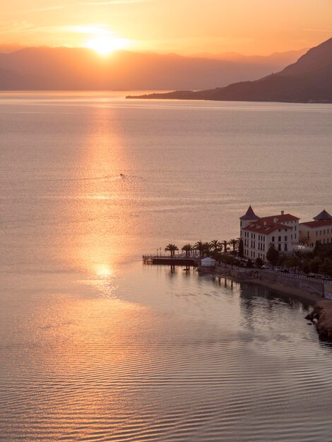 Tramonto alla località termale greca Loutra Edipsou sull'isola di Evia Eubea nel Mar Egeo in Grecia