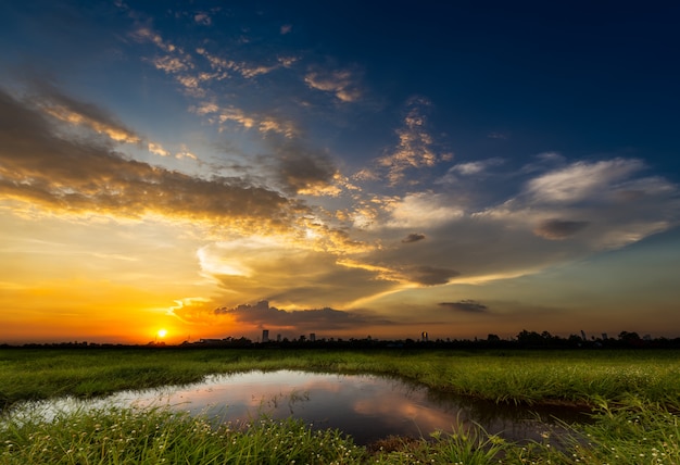 Tramonto alla scena rurale