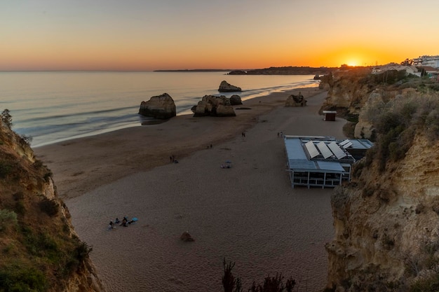 Tramonto alla spiaggia dei tre castelli nella città di Portimao