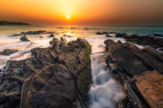 Tramonto alla spiaggia di Bidart vicino a Biarritz, Paesi Baschi.