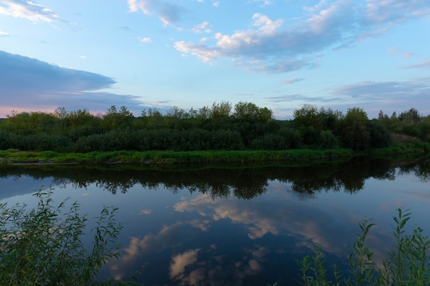 Tramonto allo stato brado sul fiume.