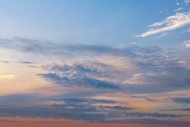 Tramonto arancio-blu cielo con nuvole.