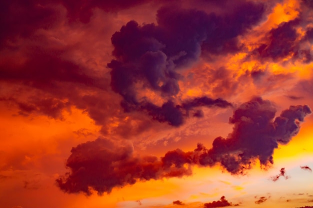 Tramonto arancione al riflesso del mare sull'onda d'acqua nuvole soffici drammatiche sul paesaggio naturale del cielo rosa della sera