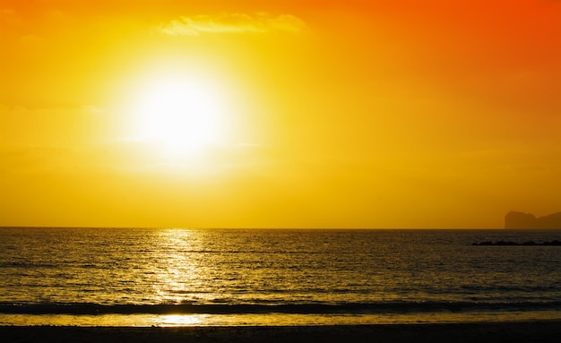 Tramonto arancione e giallo su Capo Caccia Sardegna