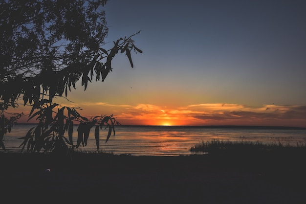 Tramonto arancione sul fiume